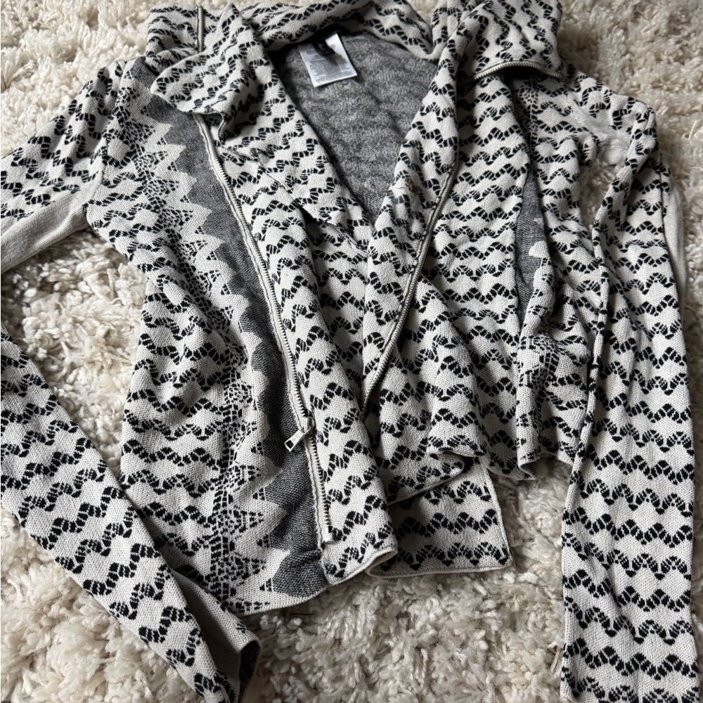BCBGMaxAzria Black and Gray Patterned sweater cute flowy Cardigan